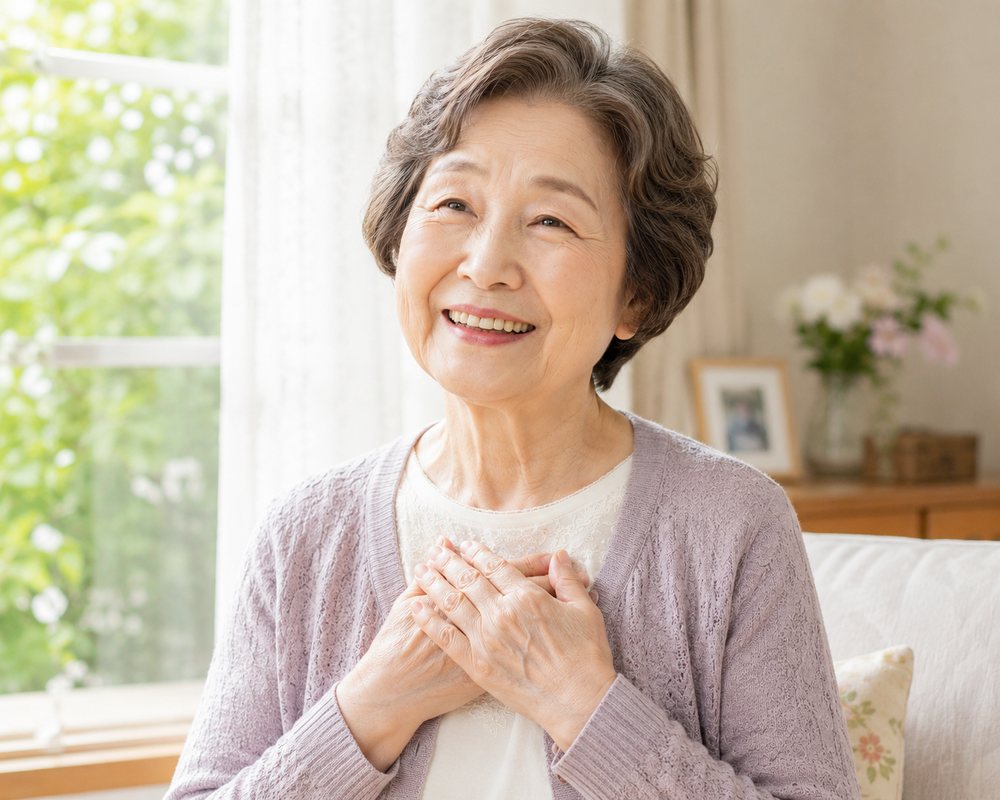 査定員の対応に安心して微笑む70代の女性